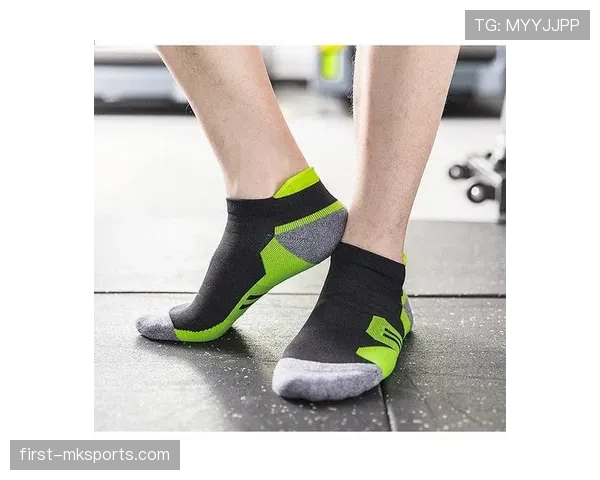 护腿板要求与裁判检查标准：袜内覆盖与材质限制