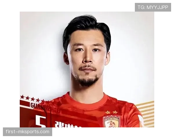 张琳芃，球场上像钢铁侠，逛商场像走红毯，旁人看他买包那表情就好笑