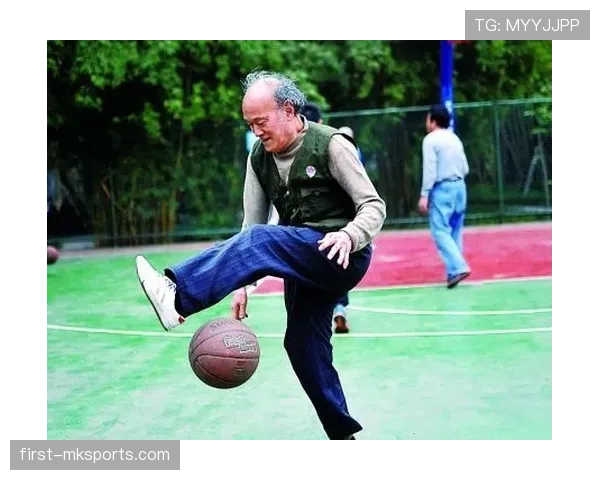 潘展乐球场冷面，拎着超市塑料袋回家那一幕我笑出声